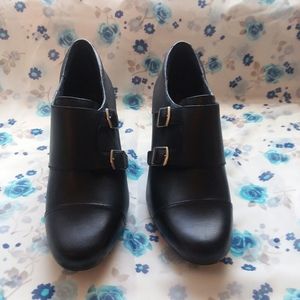 EUC black Clarks ankle booties ! Size 9M !